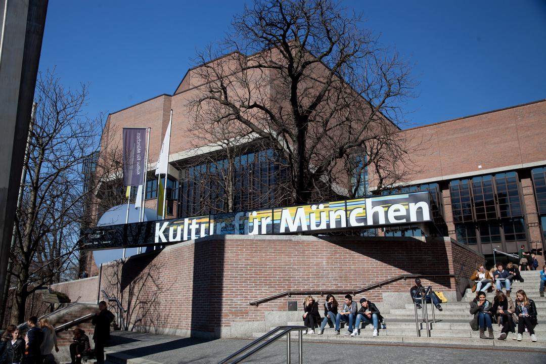 Man sieht den Gasteig mit der Schrift "Kultur für München" im Jahr 2015.