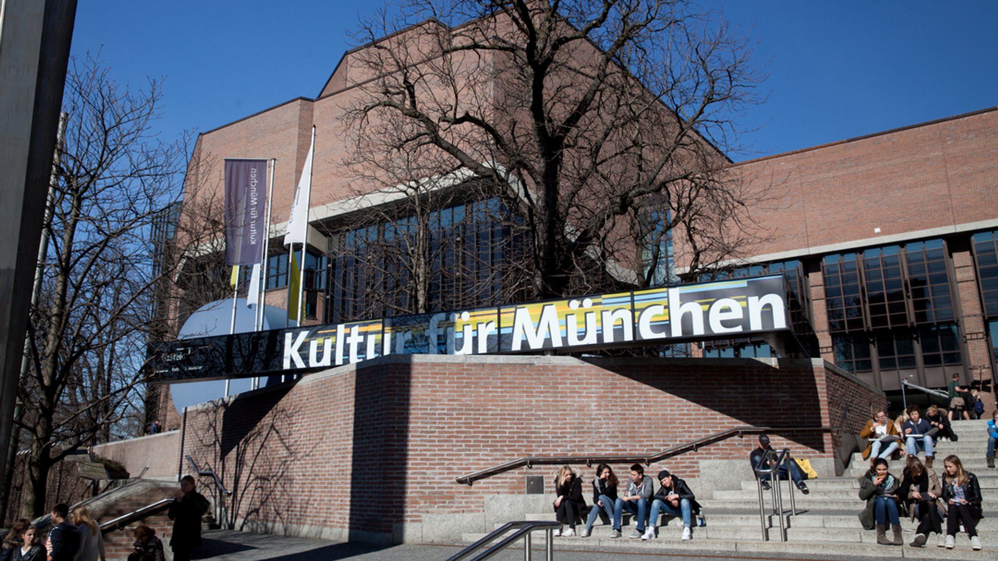 Man sieht den Gasteig mit der Schrift "Kultur für München" im Jahr 2015.