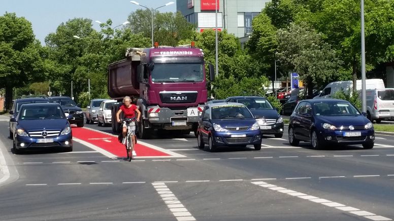 Die Kreuzung in Trudering mit dem rot markierten Radweg in Mittellage, an der der tödliche Unfall passierte (Archivbild). | Bild:BR / Christoph Dicke