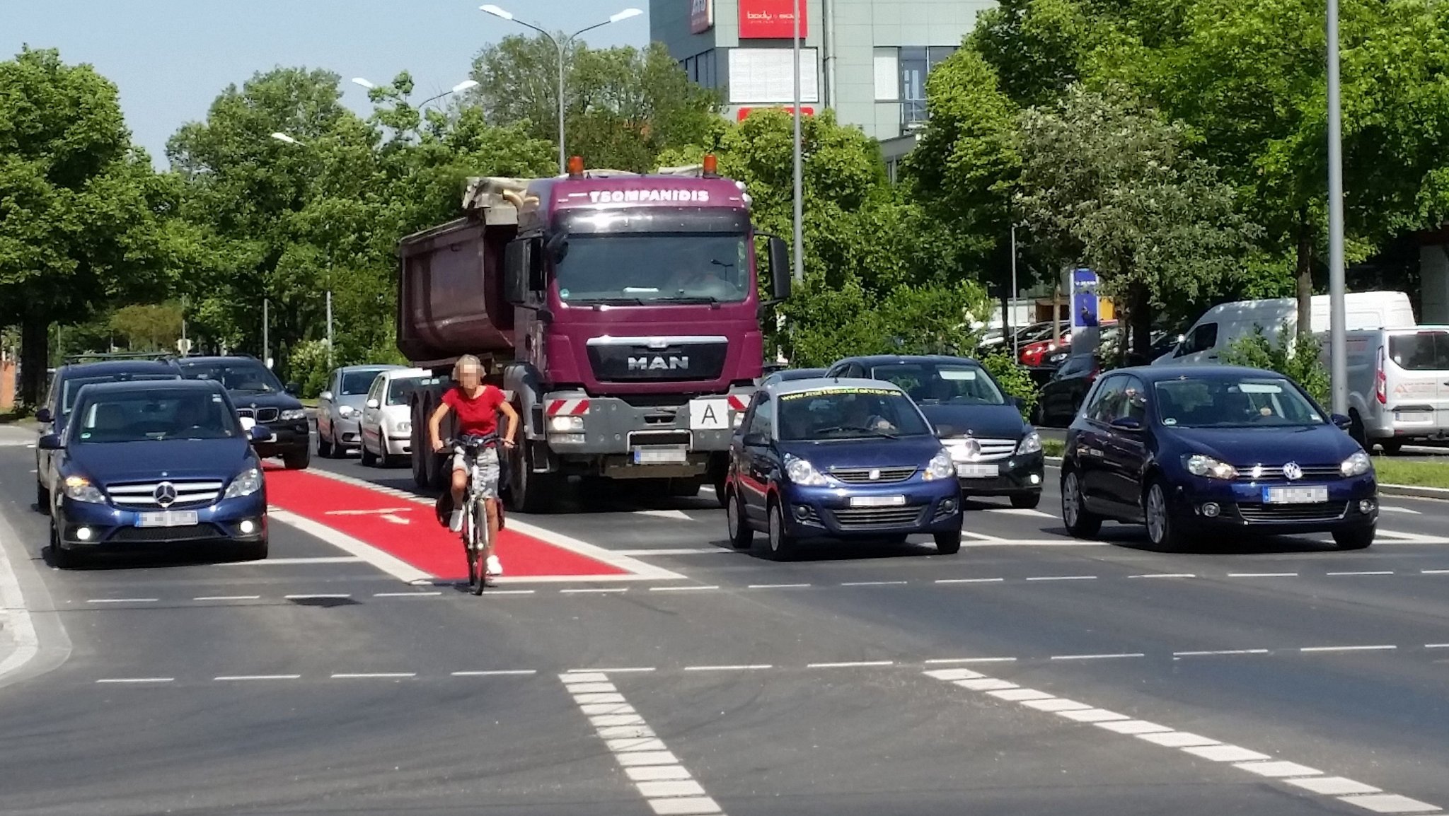 Die Kreuzung in Trudering mit dem rot markierten Radweg in Mittellage, an der der tödliche Unfall passierte (Archivbild).