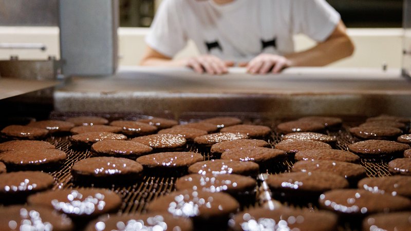 Verbrauchen schon im Sommer viel Strom: Lebkuchen aus einer Großbäckerei (Symbol- und Archivbild) | Bild: picture alliance/dpa/Daniel Karmann Verbrauchen schon im Sommer viel Strom: Lebkuchen aus einer Großbäckerei (Symbol- und Archivbild)