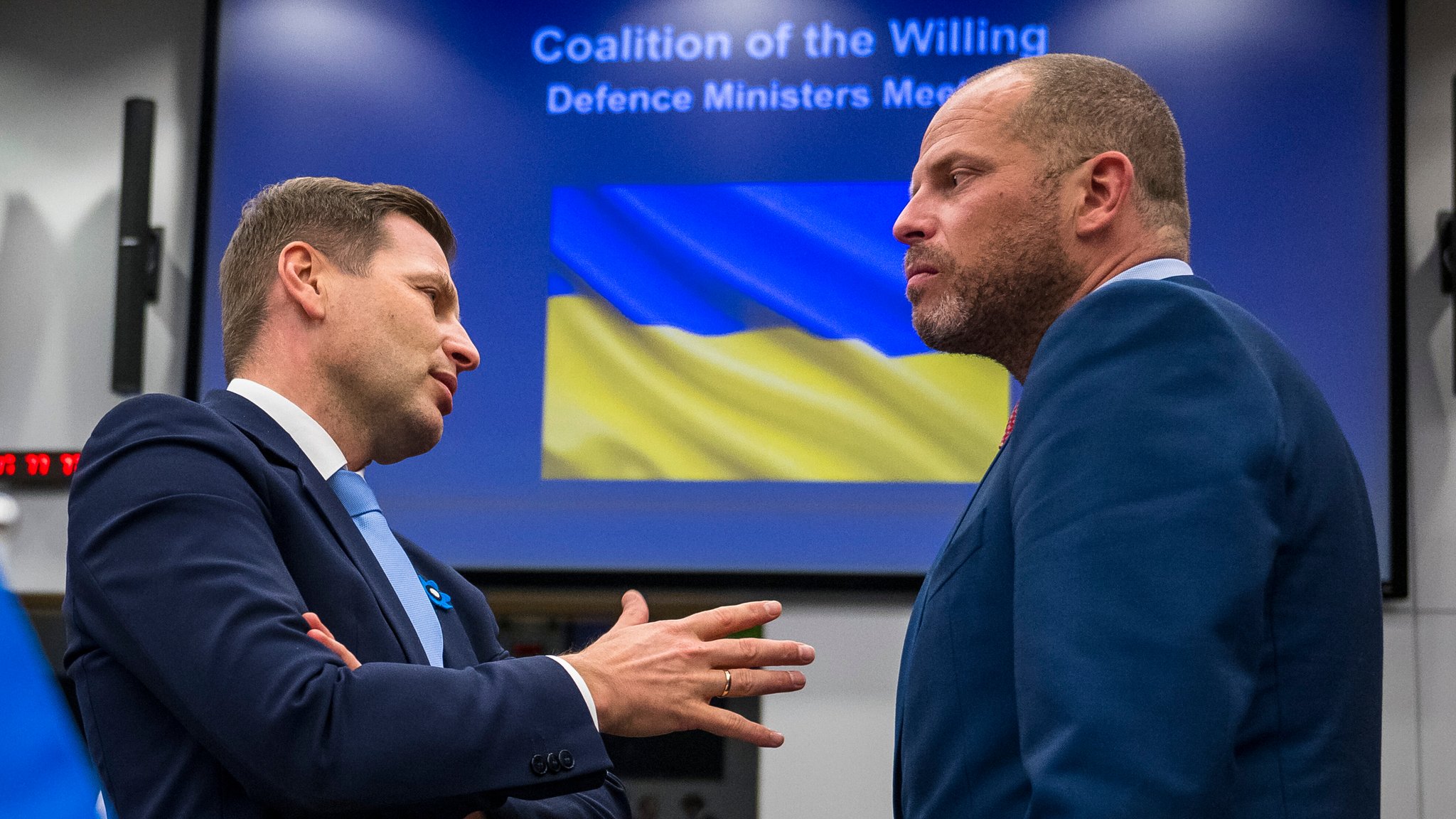 Hanno Pevkur, Verteidigungsminister von Estland (l.) und Theo Francken, Verteidigungsminister von Belgien, beraten in Brüssel zum Ukraine-Krieg.