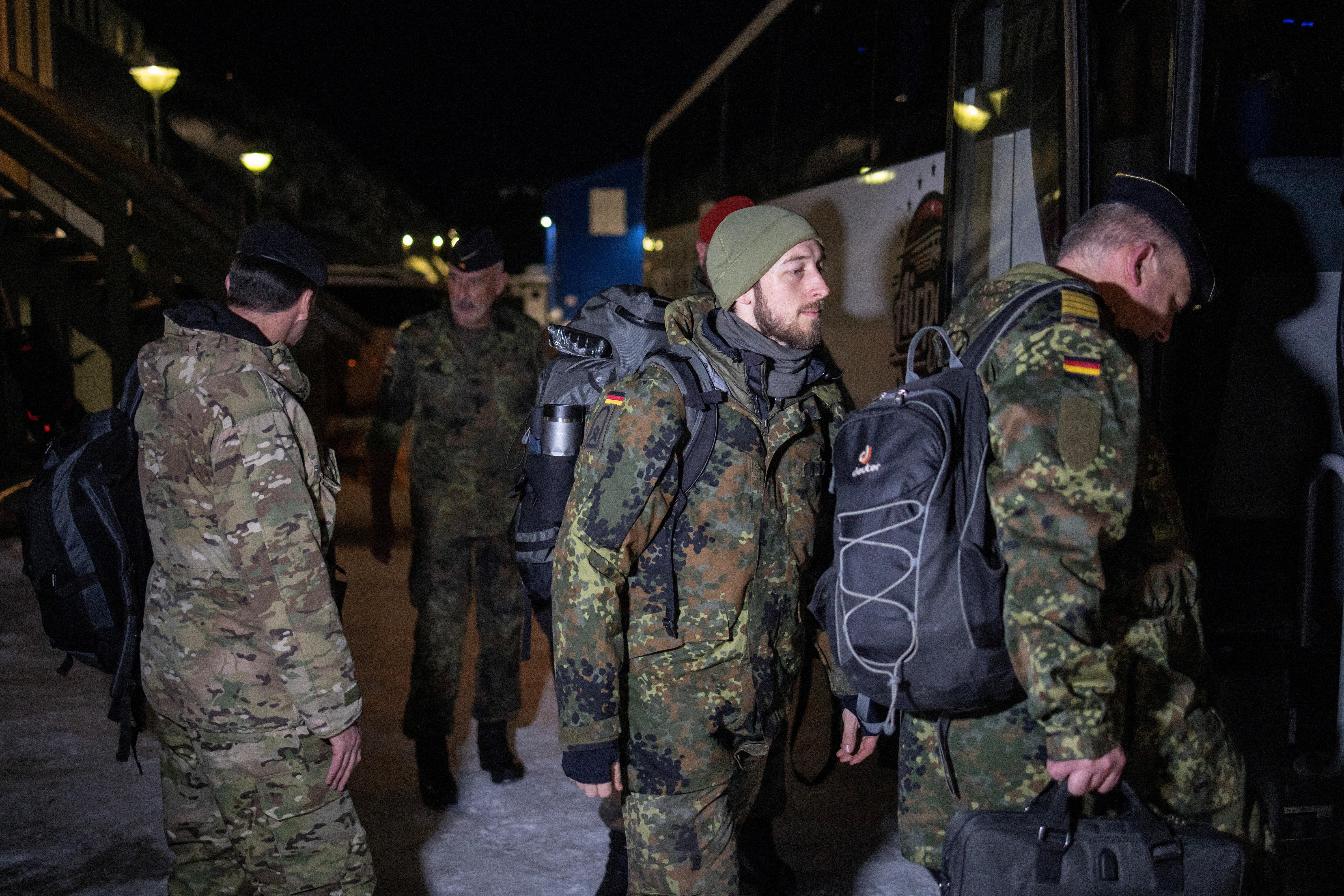 Deutsche Soldaten bei der Ankunft auf Grönland