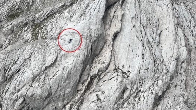 Ein Mann steht an einer steilen Stelle an der Westwand vom Hochkalter-Berg | Bild: Quelle: Bergwacht Ramsau Ein Mann steht an einer steilen Stelle an der Westwand vom Hochkalter-Berg