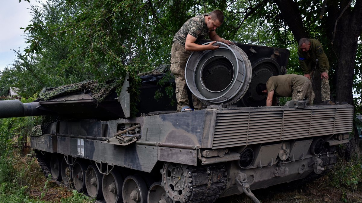 Ukrainische Soldaten reparieren einen "Leopard 2" Panzer, Saporischschja, 21. Juni 2023 