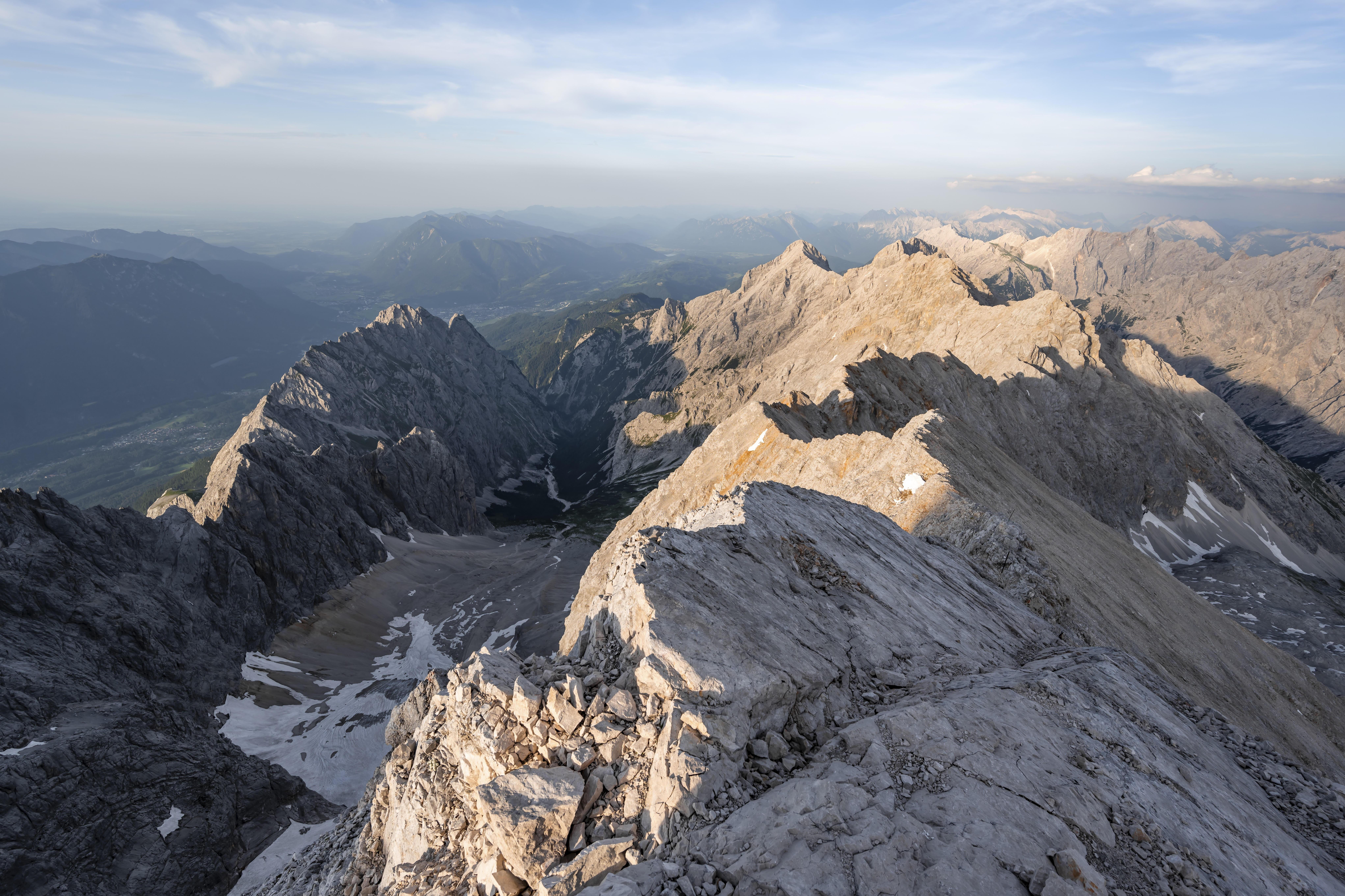 felsige Berglandschaft im Abendlicht, steiler Berggrat, Jubiläumsgrat mit Alpspitze, Ausblick ins Höllental