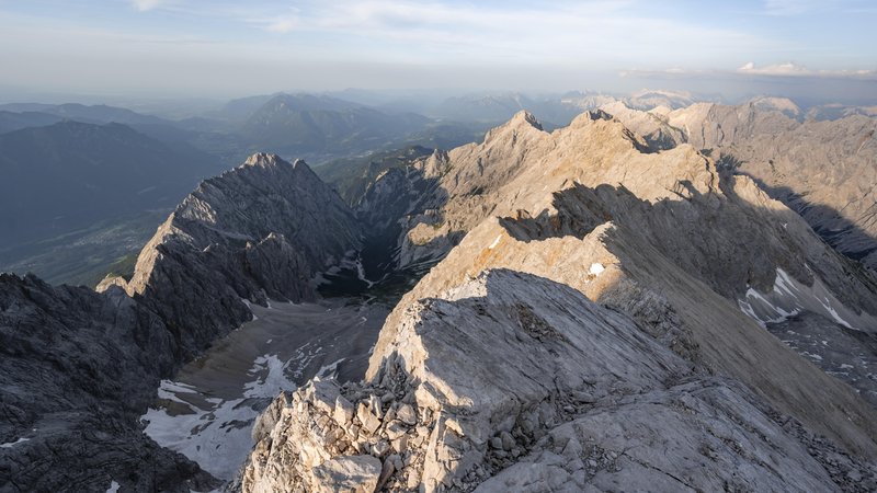 felsige Berglandschaft im Abendlicht, steiler Berggrat, Jubiläumsgrat mit Alpspitze, Ausblick ins Höllental | Bild: picture alliance / imageBROKER | Mara & Moritz Wolf felsige Berglandschaft im Abendlicht, steiler Berggrat, Jubiläumsgrat mit Alpspitze, Ausblick ins Höllental