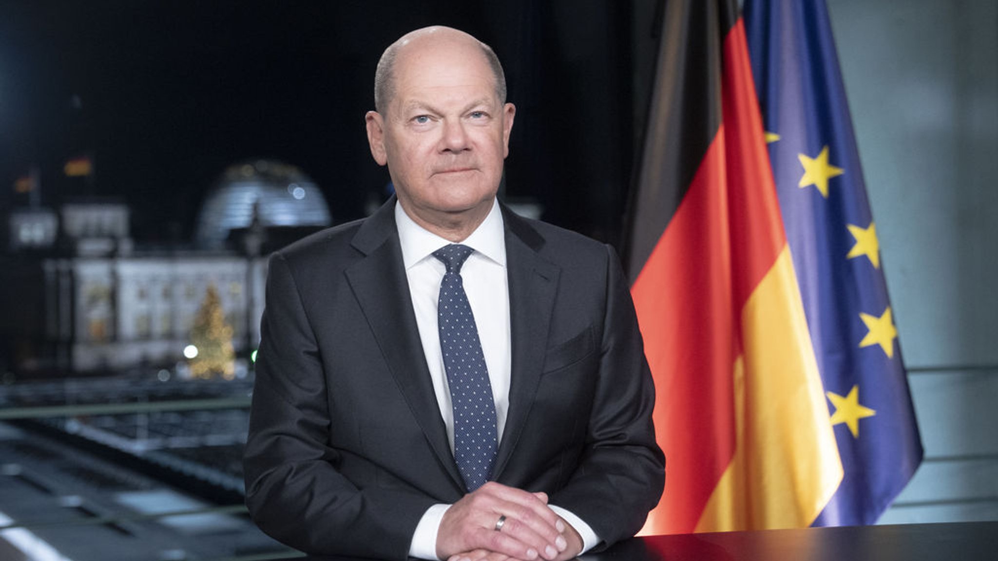 Bundeskanzler Olaf Scholz (SPD) sitzt am Rande der Aufzeichnung seiner Neujahrsansprache im Kanzleramt, während Fotos von ihm gemacht werden. Foto: Markus Schreiber/Pool AP/AP +++ dpa-Bildfunk +++