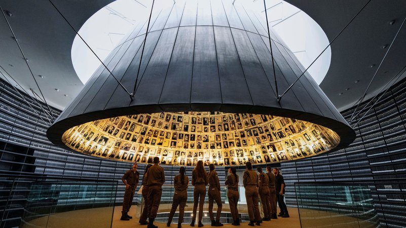 Die "Halle der Namen" bewahrt die Erinnerung an sechs Millionen ermordete Jüdinnen und Juden. Nun soll es eine Zweigstelle von Yad Vashem in München geben. | Bild: Picture Alliance/AP/Tsafrir Abayov Die "Halle der Namen" bewahrt die Erinnerung an sechs Millionen ermordete Jüdinnen und Juden. Nun soll es eine Zweigstelle von Yad Vashem in München geben.