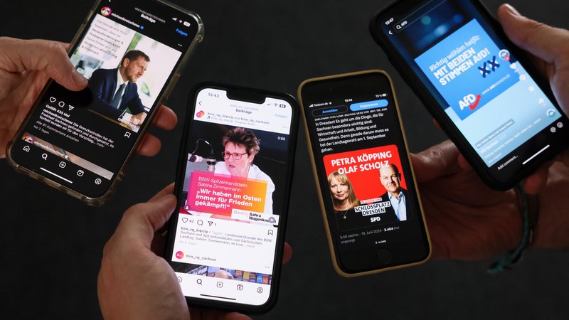 Mehrere Menschen schauen sich Auftritte von Landespolitikern in sozialen Netzwerken auf ihren Mobiltelefonen an. | Bild: picture alliance/dpa | Jan Woitas Mehrere Menschen schauen sich Auftritte von Landespolitikern in sozialen Netzwerken auf ihren Mobiltelefonen an.