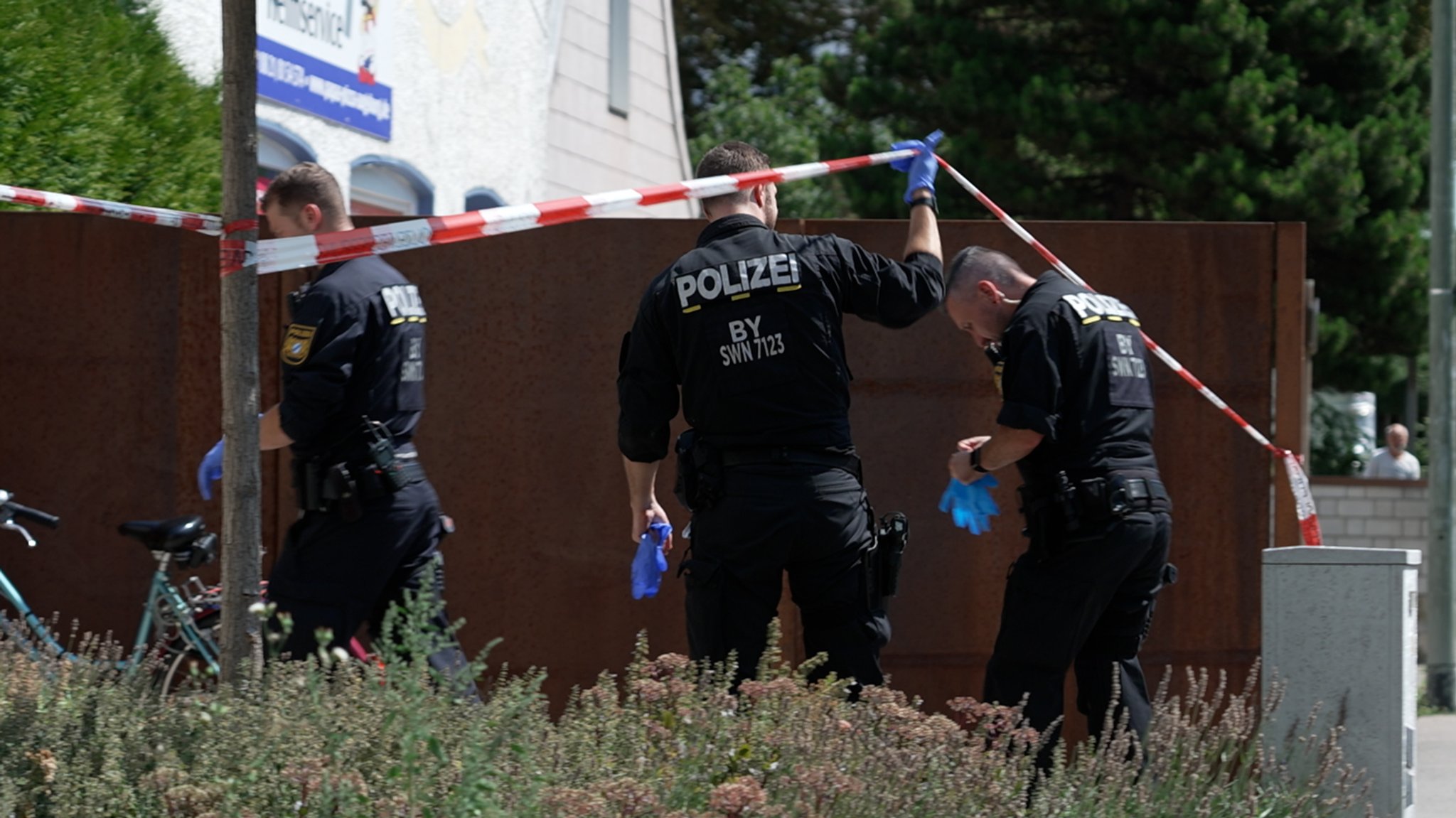 Die Polizei sucht nach einem mutmaßlichen Doppeltötungsdelikt in Augsburg weiter nach Spuren. Bild vom 04.08.26. | Bild: BR Die Polizei sucht nach einem mutmaßlichen Doppeltötungsdelikt in Augsburg weiter nach Spuren. Bild vom 04.08.26.