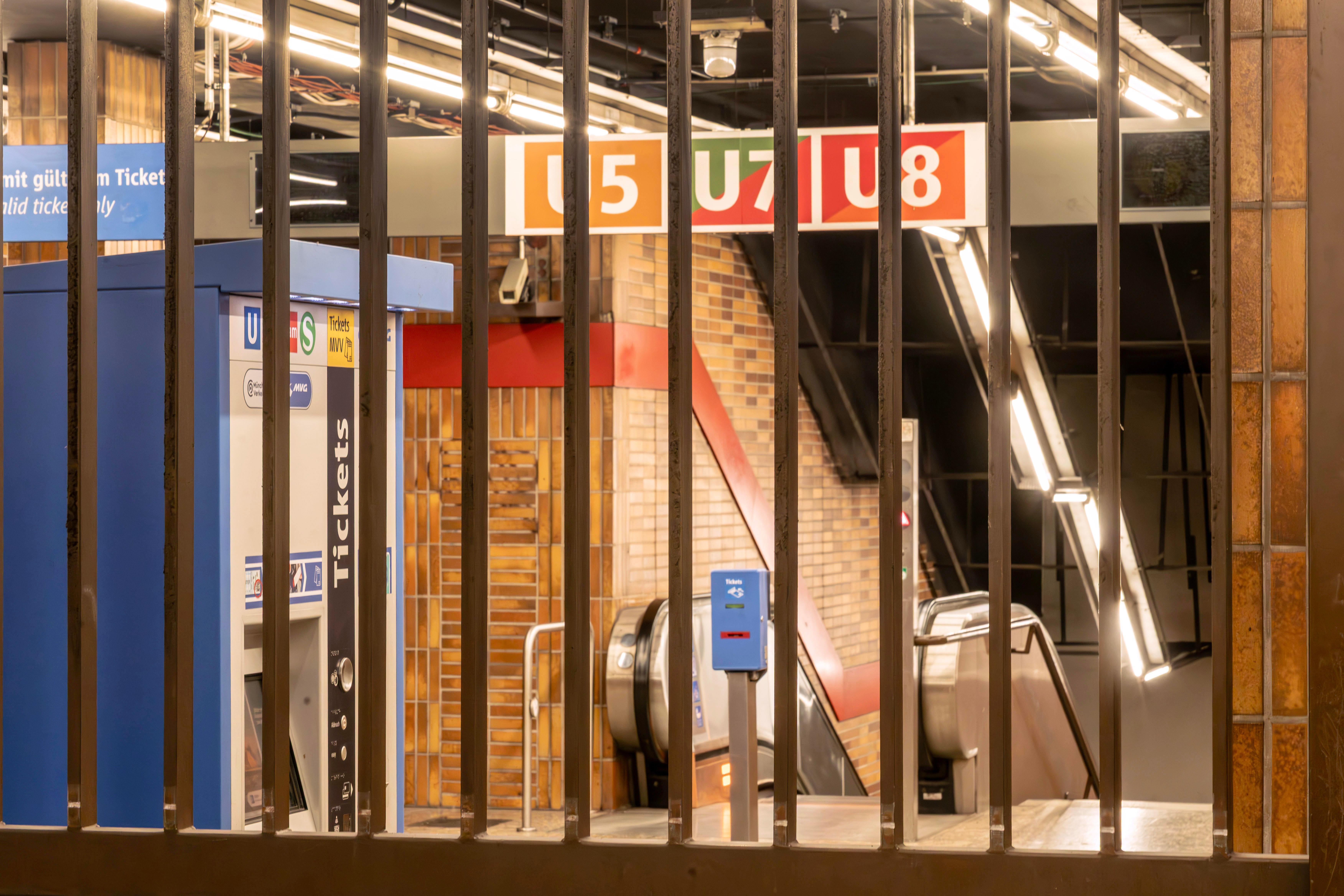 (Archivbild): Deutschland, Mu_nchen, 11.02.2026, U-Bahnhof Quiddestraße in Neuperlach geschlossen, ein Gitter versperrt den Zugang. 