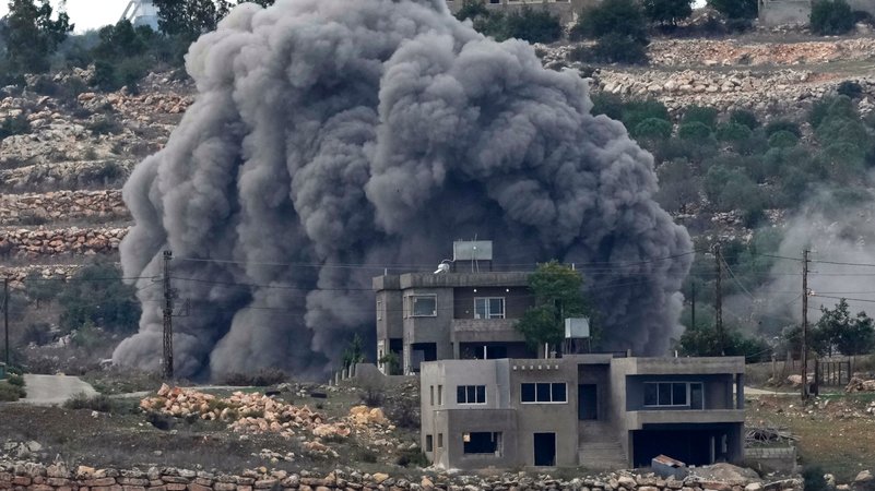 13.11.2023, Libanon, Aita al-Shaab: Schwarzer Rauch steigt nach einem israelischen Luftangriff auf ein libanesisches Grenzdorf auf