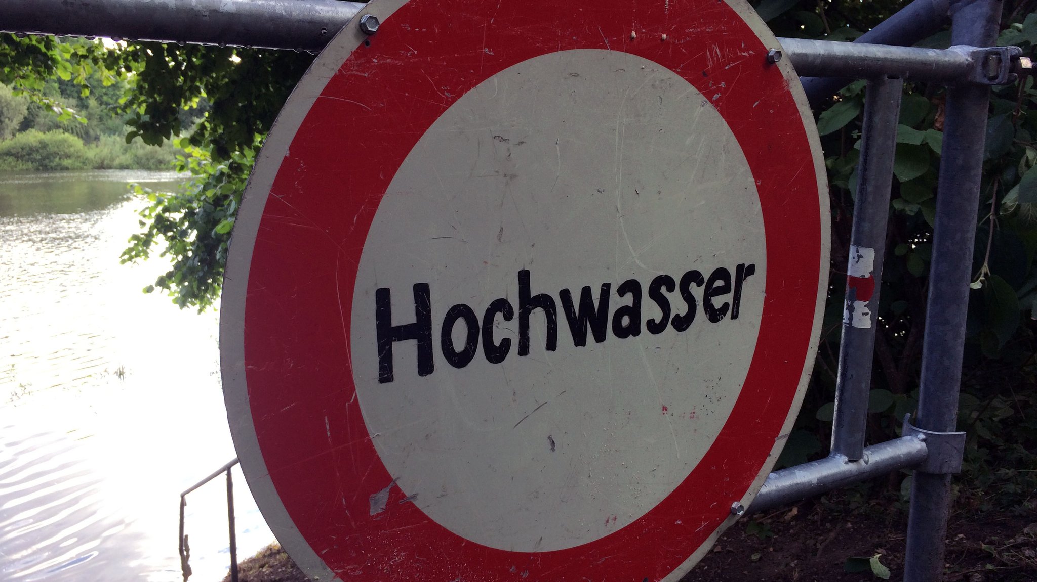 Ein Schild warnt vor Hochwasser 