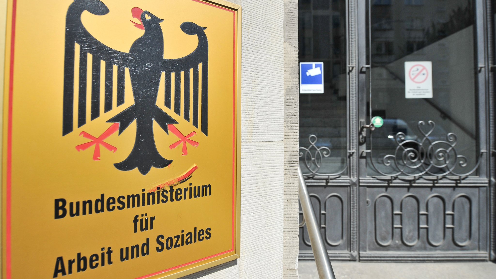 Schild des Bundesministeriums für Arbeit und Soziales. 