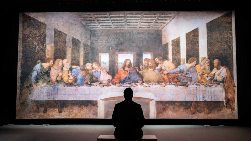 Ein Mann sitzt vor Leonardo da Vincis Gemälde "Das letzte Abendmahl". | Bild: together Promotion GmbH Ein Mann sitzt vor Leonardo da Vincis Gemälde "Das letzte Abendmahl".