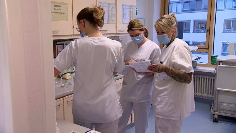 Eine Mitarbeiterin vom Flexteam (rechts) gemeinsam mit Stammpersonal auf einer Station im Uniklinikum Würzburg.