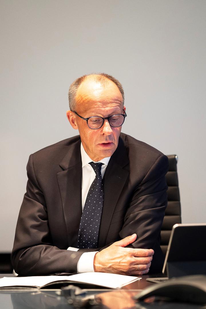 Dieses von der Bundesregierung zur Verfügung gestellte Foto zeigt Bundeskanzler Friedrich Merz (CDU) bei einem Telefonat mit US-Präsident Trump. 
