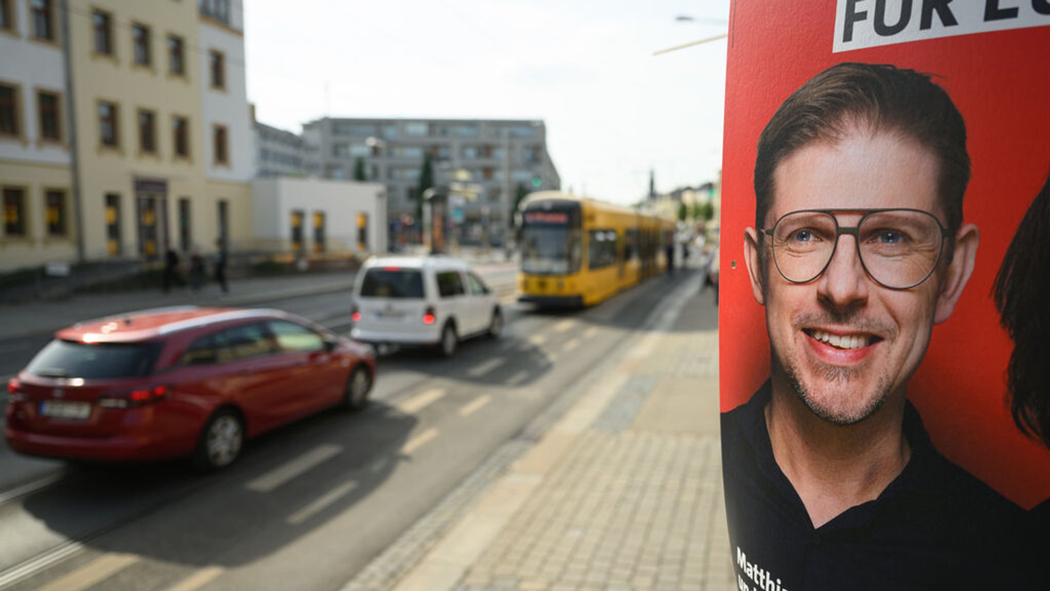 04.05.2024, Sachsen, Dresden: Ein Wahlplakat des sächsischen SPD-Spitzenkandidaten zur Europawahl, Matthias Ecke hängt an der Schandauer Straße im Stadtteil Striesen an einem Laternenmast. Der sächsische SPD-Spitzenkandidat zur Europawahl, Matthias Ecke, ist beim Plakatieren im Dresdner Stadtteil Striesen angegriffen und schwer verletzt worden. Beim Befestigen von Wahlplakaten am späten Freitagabend schlugen vier Unbekannte auf den 41-Jährigen ein, wie Polizei und Partei am Samstag mitteilten. Foto: Robert Michael/dpa - ACHTUNG: Nur zur redaktionellen Verwendung im Zusammenhang mit der aktuellen Berichterstattung und nur mit vollständiger Nennung des vorstehenden Credits +++ dpa-Bildfunk +++