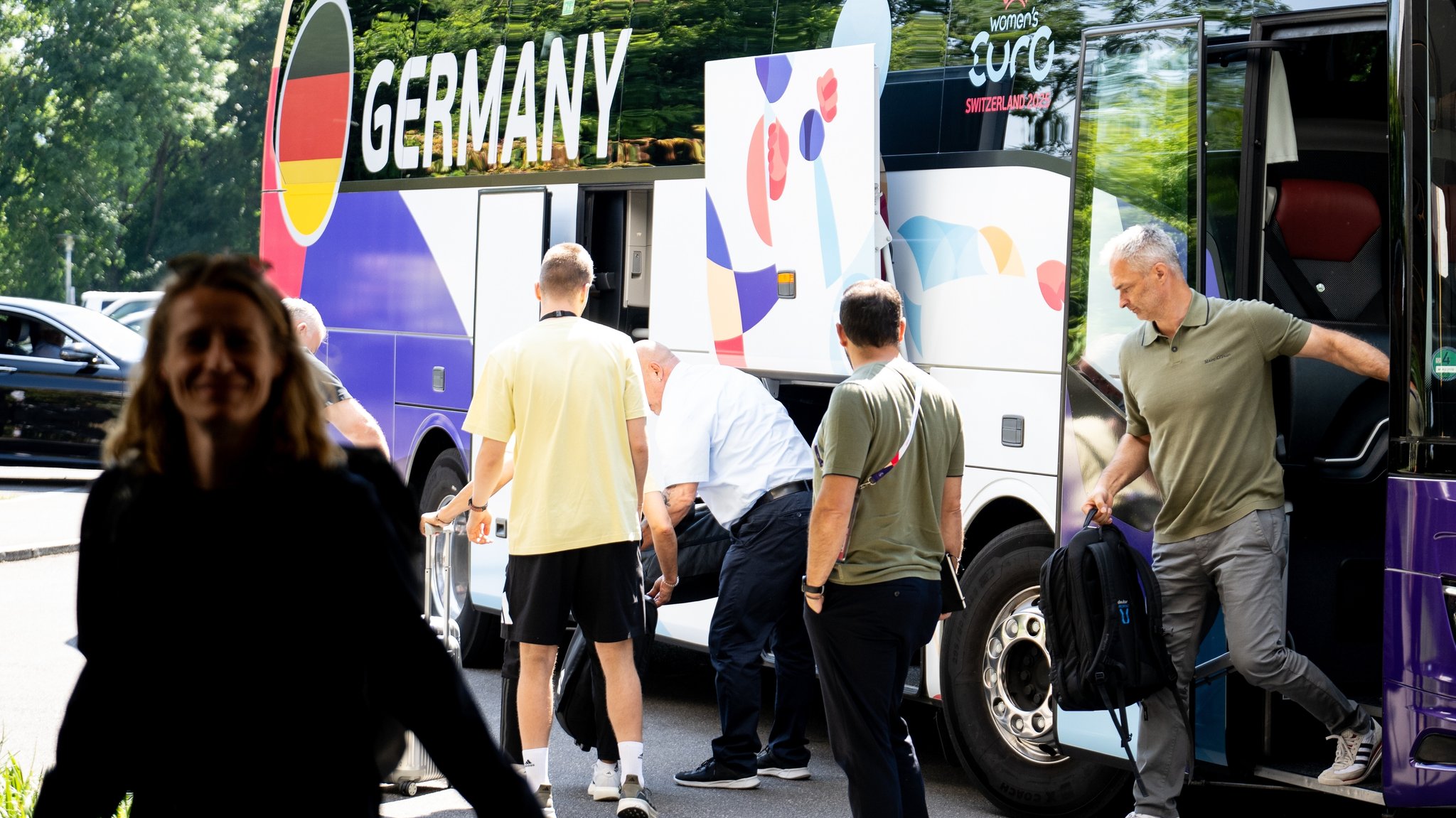 Bundestrainer Christian Wück steigt aus dem DFB-Mannschaftsbus