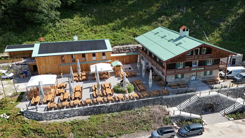 Das frisch sanierte Forsthaus kurz vor der Eröffnung im August 2024. | Bild: picture alliance / SVEN SIMON | Frank Hoermann / SVEN SIMON Das frisch sanierte Forsthaus kurz vor der Eröffnung im August 2024.