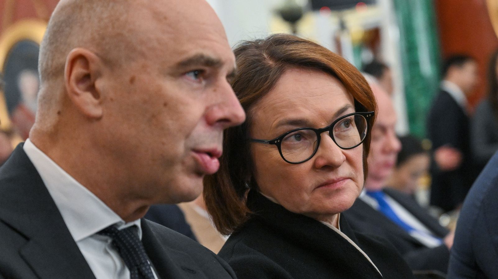 "Besser anschnallen": Kann sich Putin den Krieg noch leisten?