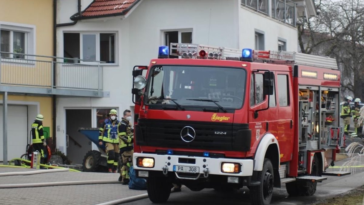 Löscharbeiten bei Zimmerbrand in Hellersberg bei Passau