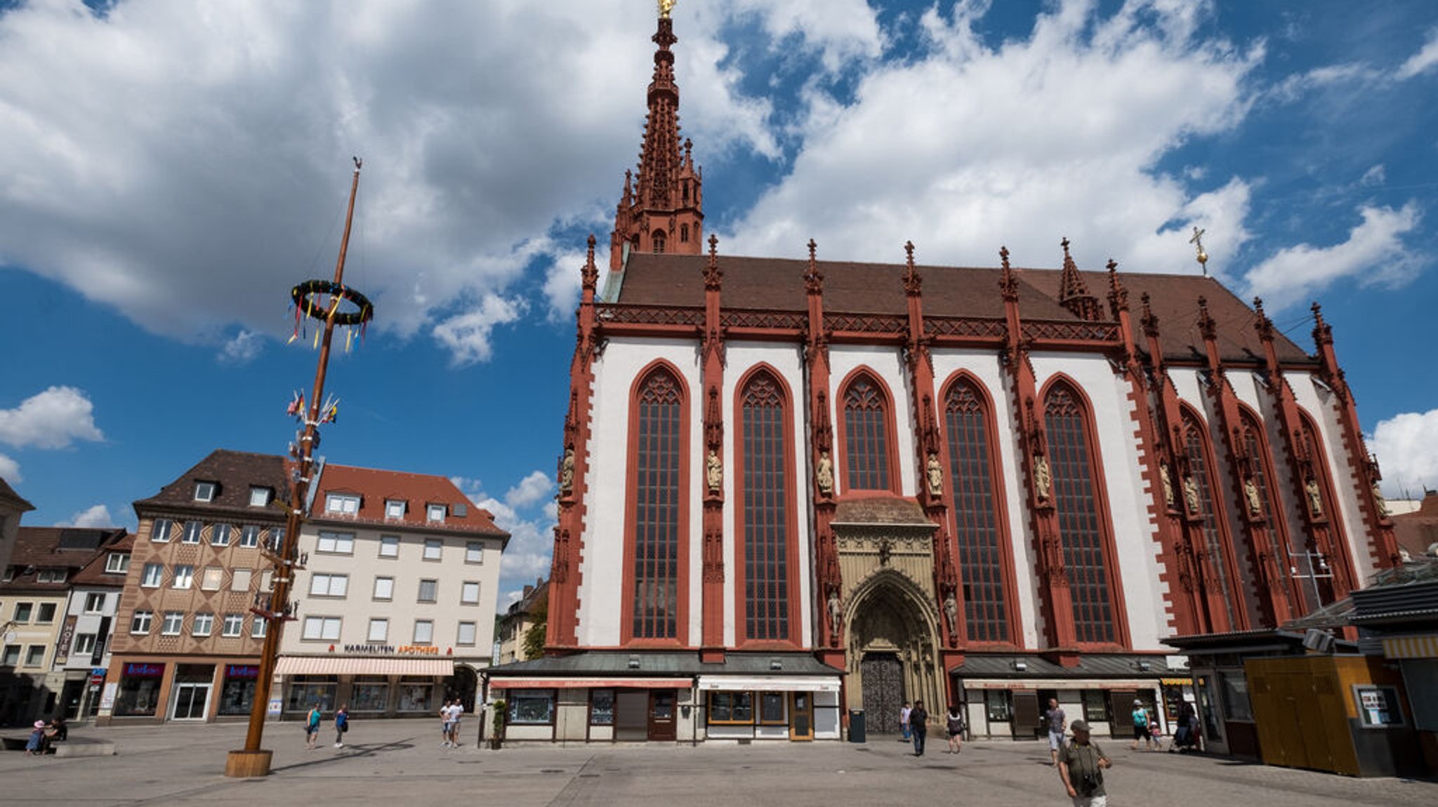 Die Marienkapelle und der Maibaum von Würzburg vom Marktplatz aus gesehen.