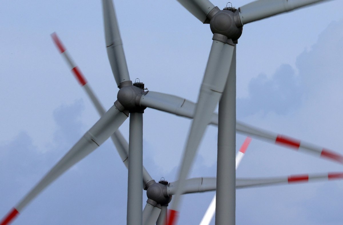 ARCHIV - 09.06.2022, Bayern, Bergtheim: Windräder drehen sich auf einem Feld im Wind. (zu dpa: «Aiwanger: Windpark bei Altötting immer noch möglich») Foto: Karl-Josef Hildenbrand/dpa +++ dpa-Bildfunk +++