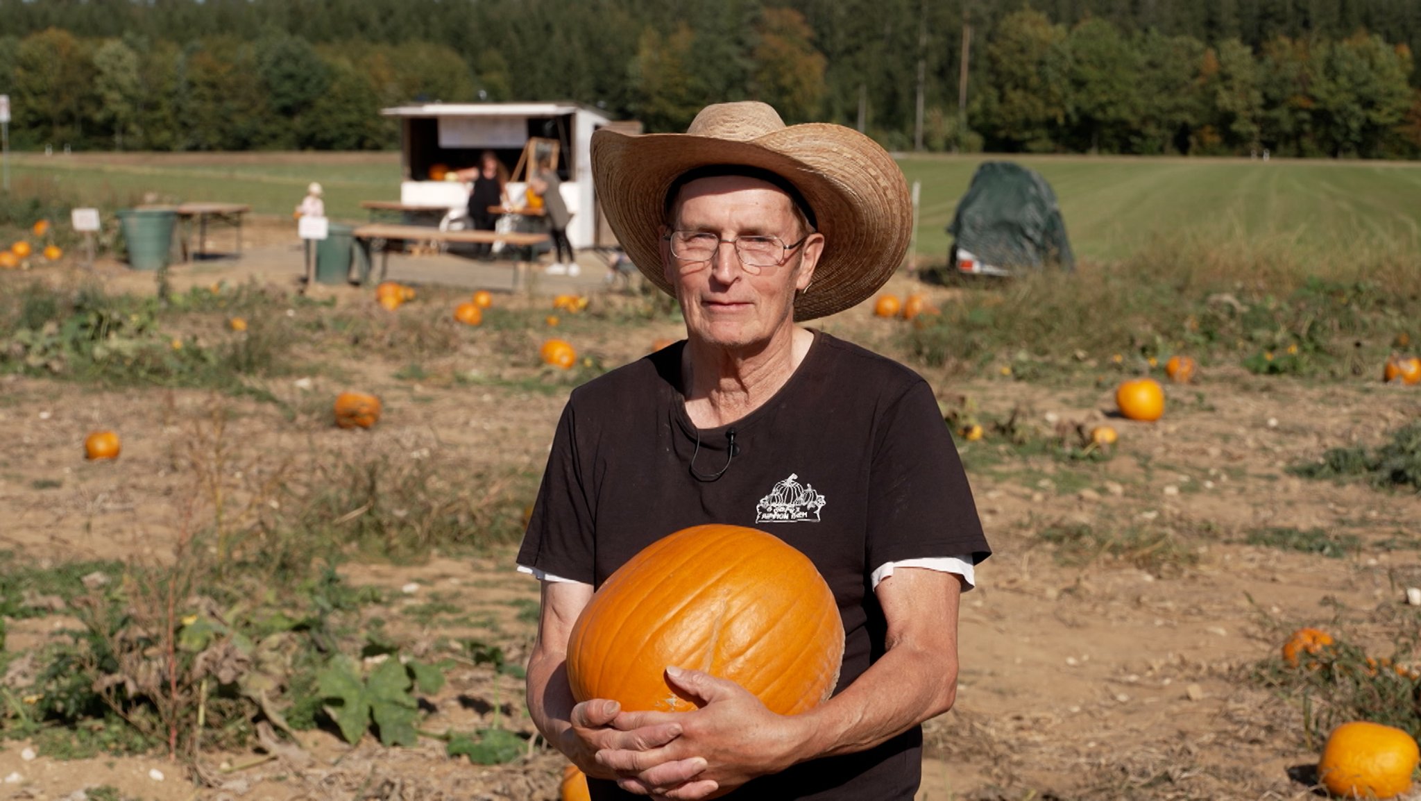 Der Amerikaner Jerry Grasser auf seinem Kürbisfeld in der Oberpfalz