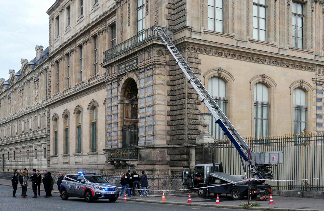 Polizisten stehen neben einem Lastenaufzug, mit dem Einbrecher in das Louvre-Museum am Quai Francois Mitterrand eindrangen. 
