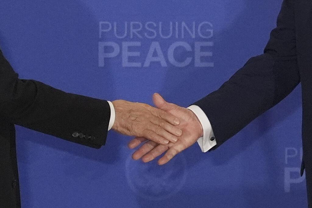 (Symbolbild) US-Präsident Donald Trump (r) schüttelt die Hand von Russlands Präsident Wladimir Putin während einer gemeinsamen Pressekonferenz auf der Joint Base Elmendorf-Richardson, Alaska. 