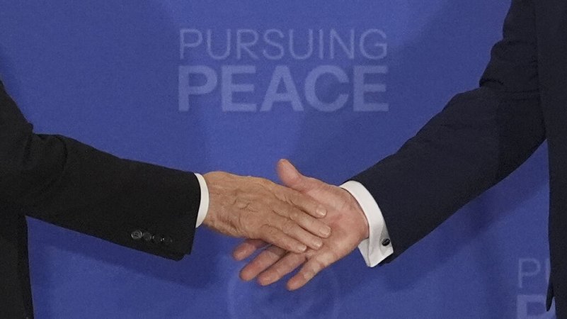 (Symbolbild) US-Präsident Donald Trump (r) schüttelt die Hand von Russlands Präsident Wladimir Putin während einer gemeinsamen Pressekonferenz auf der Joint Base Elmendorf-Richardson, Alaska. | Bild: dpa-Bildfunk/Jae C. Hong (Symbolbild) US-Präsident Donald Trump (r) schüttelt die Hand von Russlands Präsident Wladimir Putin während einer gemeinsamen Pressekonferenz auf der Joint Base Elmendorf-Richardson, Alaska.