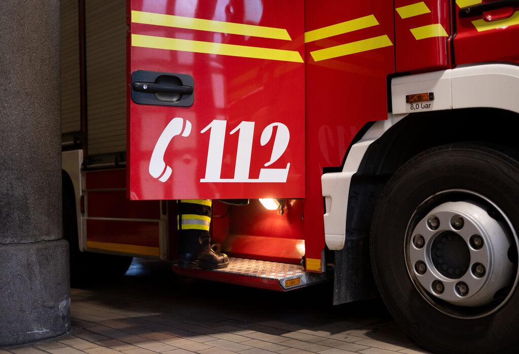 ARCHIV - 05.02.2024, Bayern, München: Ein Fahrzeug der Berufsfeuerwehr München steht an der Feuerwache 1 in der Fahrzeughalle. (zu dpa: «Polizei schließt Brandstiftung als Ursache für Feuer in Siloturm aus») Foto: Niklas Treppner/dpa +++ dpa-Bildfunk +++