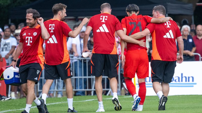 FC-Bayern-Betreuer führen verletzten Ito vom Platz | Bild: picture-alliance/dpa FC-Bayern-Betreuer führen verletzten Ito vom Platz