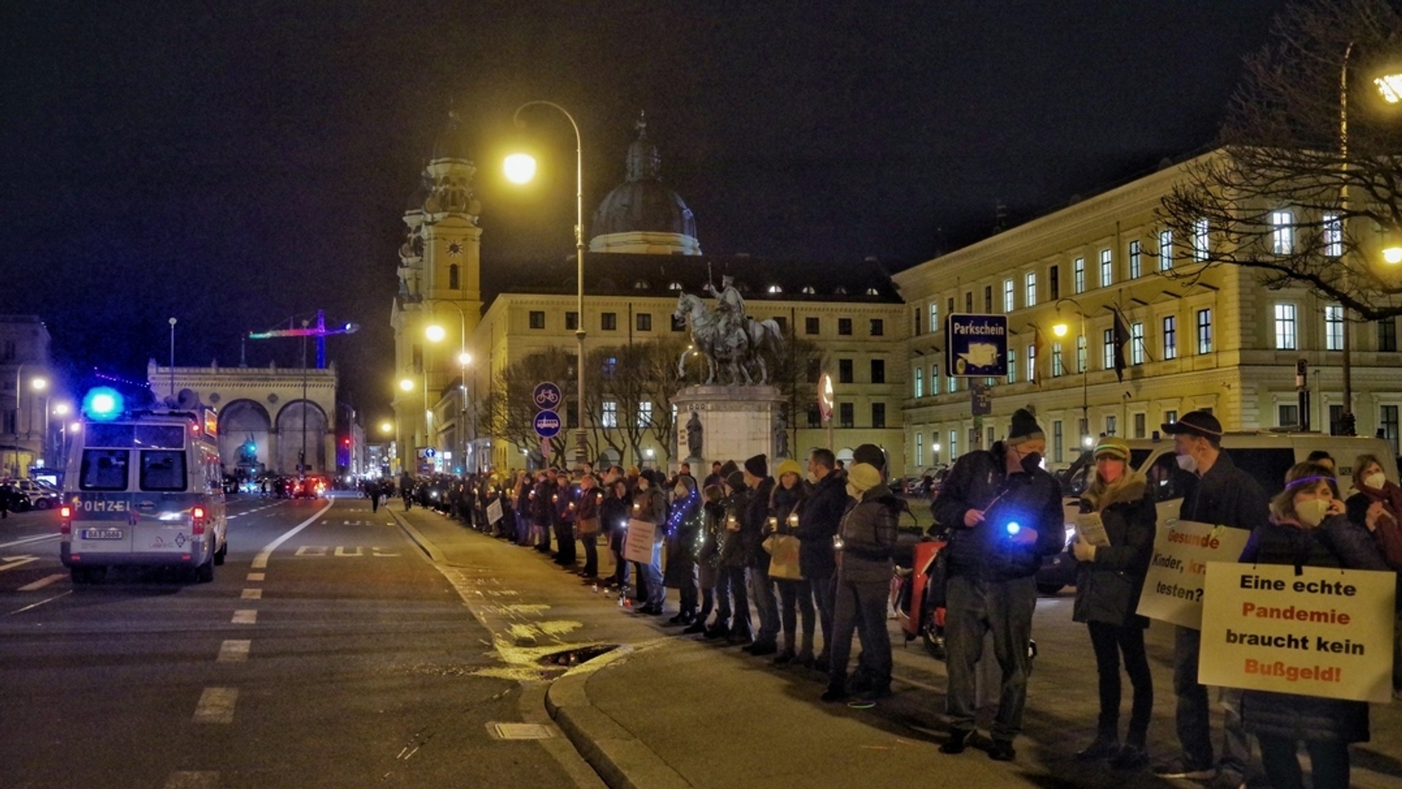 Gegner der Corona-Maßnahmen bilden eine Lichterkette in München