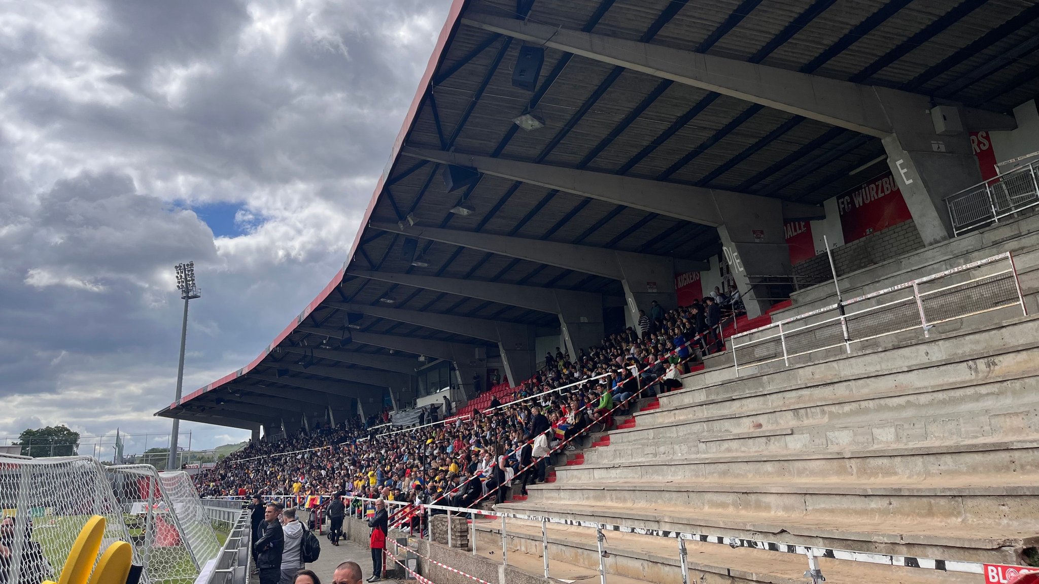 Zuschauer beim Training der Rumänen im Stadion am Dallenberg