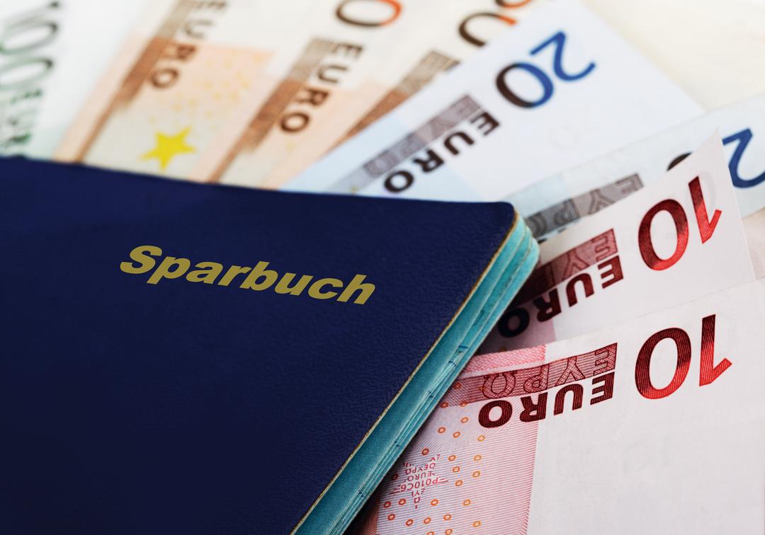 Sparbuch auf Euroscheinen (Symbolbild)