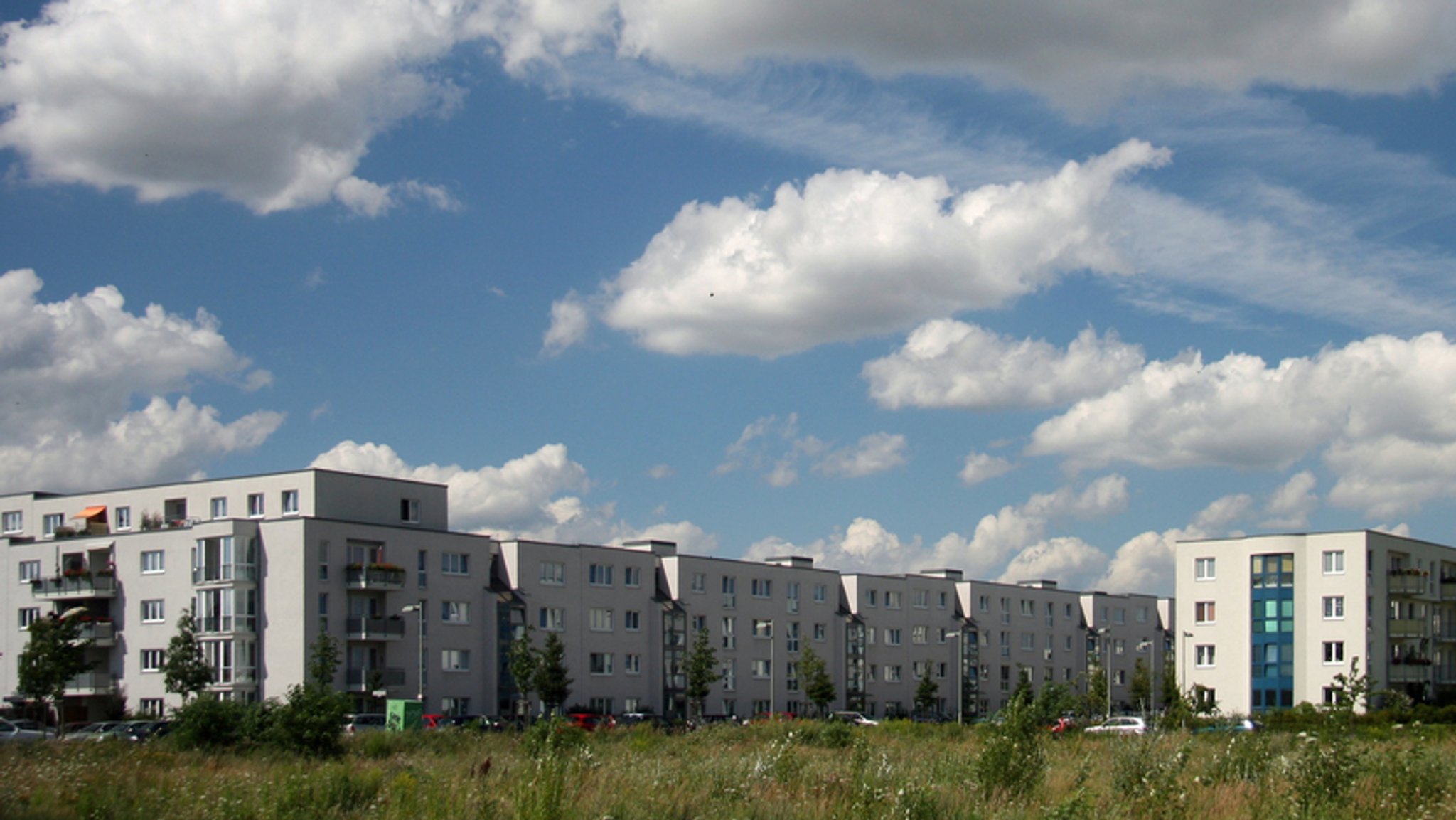 Wolken über einer Neubausiedlung