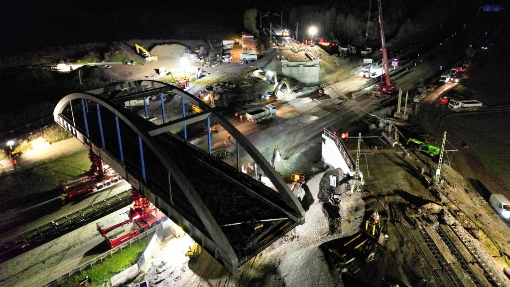 Eine 750 Tonnen schwere Eisenbahnbrücke wird über die Autobahn 70 bei Bergrheinfeld geschoben