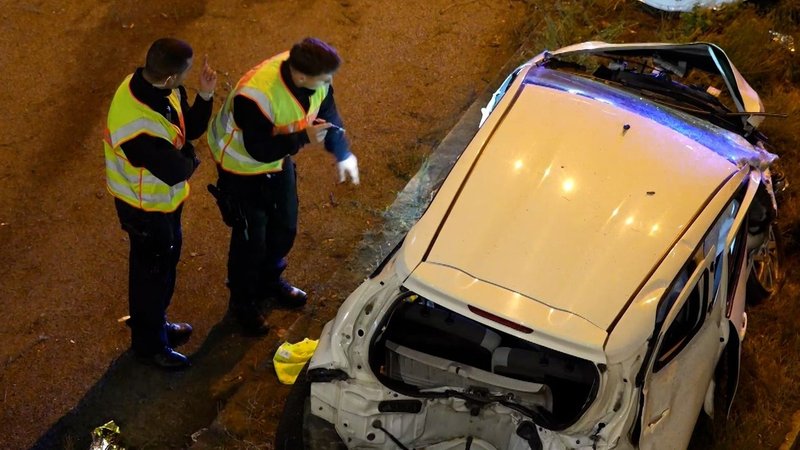 Polizei leuchtet in Innere eines Autowracks am Mittleren Ring. Eine Schwerverletzte wurde gerettet. Die Polizei vermutet ein illegales Autorennen. | Bild: news5 Polizei leuchtet in Innere eines Autowracks am Mittleren Ring. Eine Schwerverletzte wurde gerettet. Die Polizei vermutet ein illegales Autorennen.