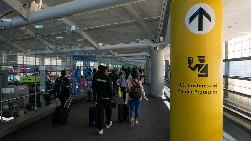 Der Gang am New Yorker Flughafen JFK vom Flugzeug zur Passkontrolle. | Bild: dpa/NurPhoto/Nicolas Economou Der Gang am New Yorker Flughafen JFK vom Flugzeug zur Passkontrolle.