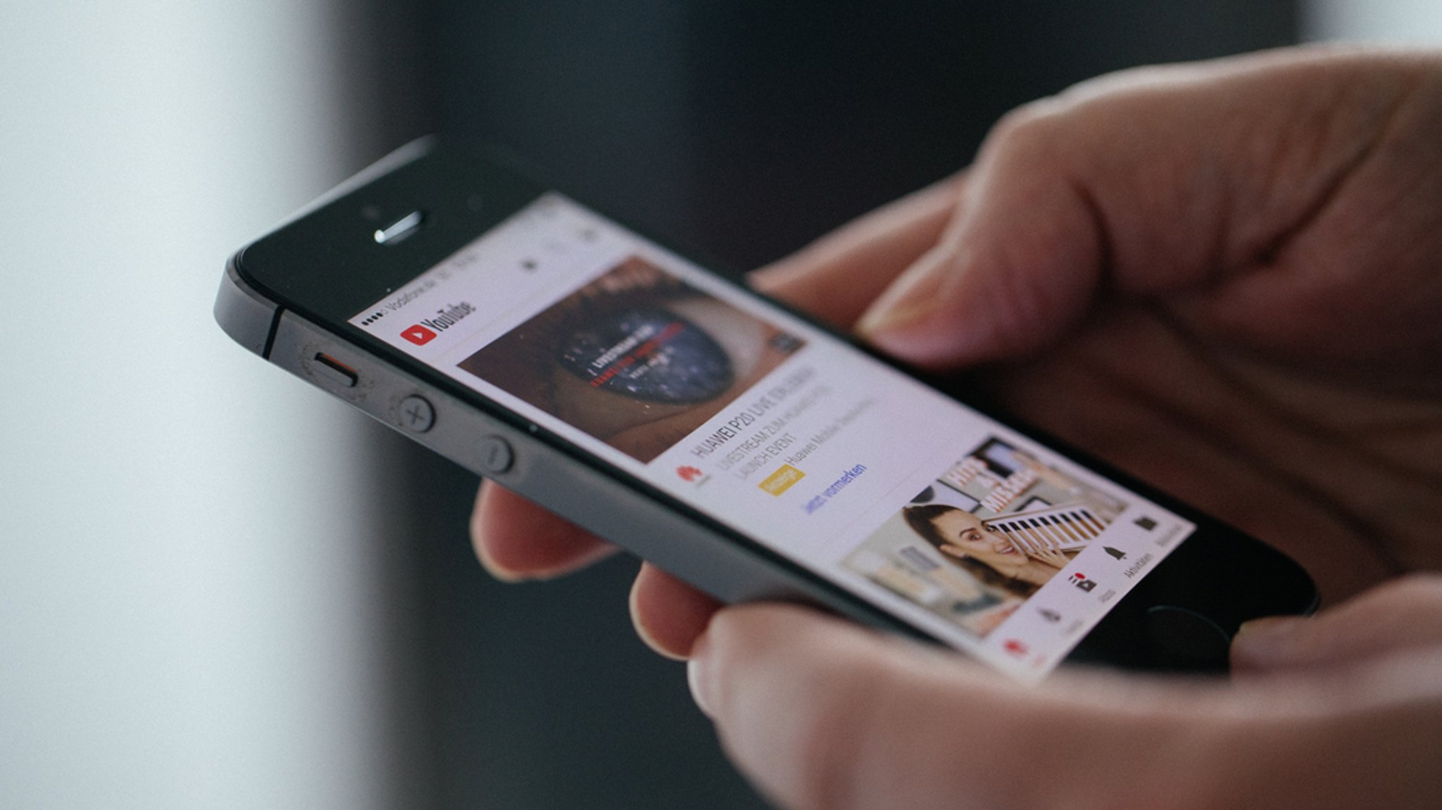 Die "YouTube" App auf einem Smartphone.