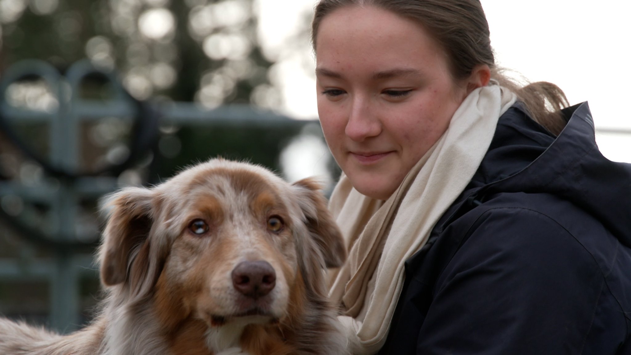 Eine Ehrenamtliche mit einem Hund