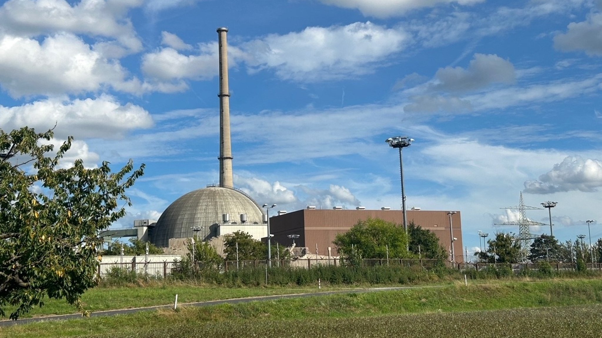 Die neue Ansicht des Kernkraftwerks Grafenrheinfeld ohne die Kühltürme einen Tag nach der Sprengung