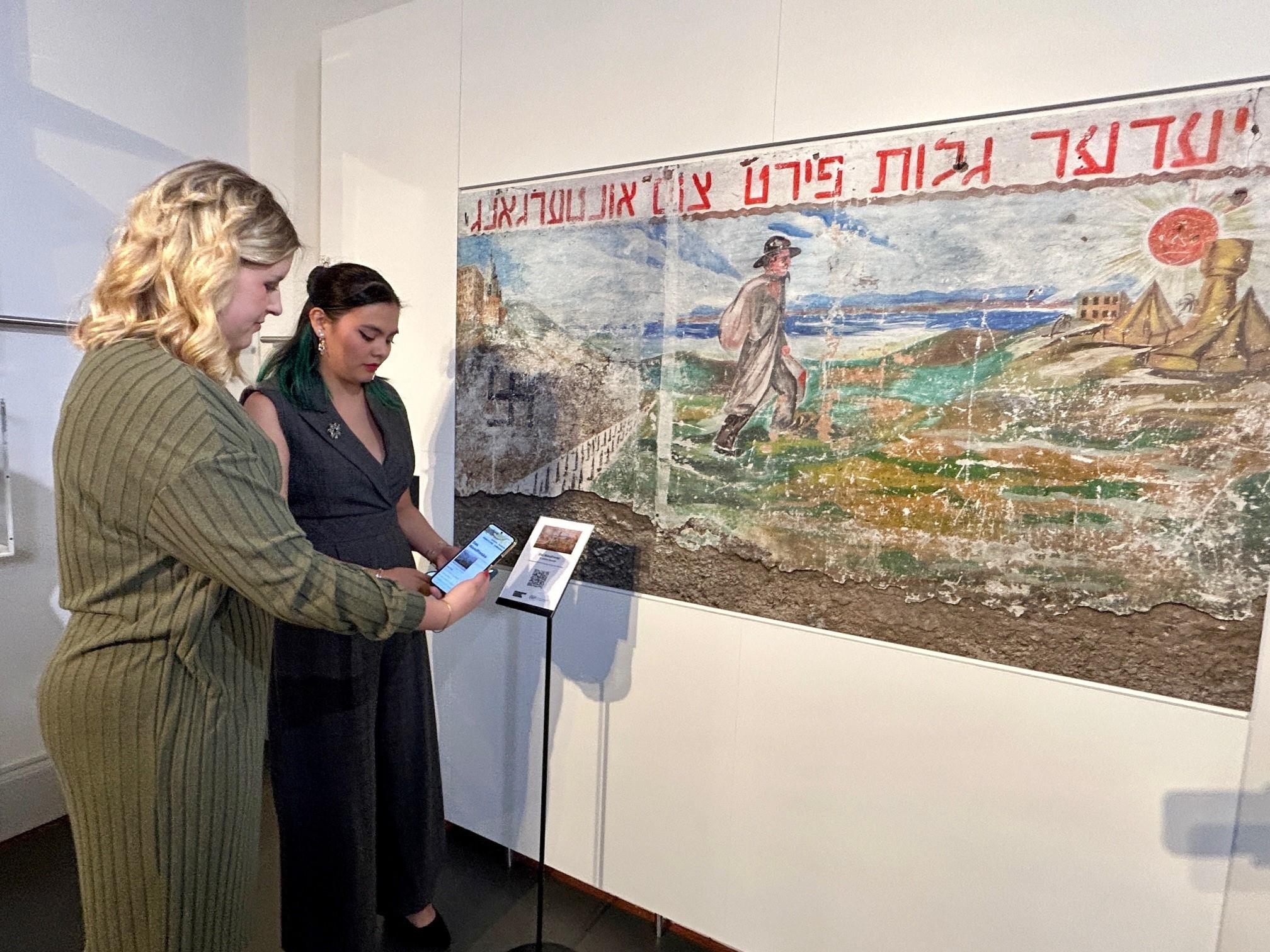 Zwei Frauen scannen einen QR-Code im Jüdischen Museum in Fürth.