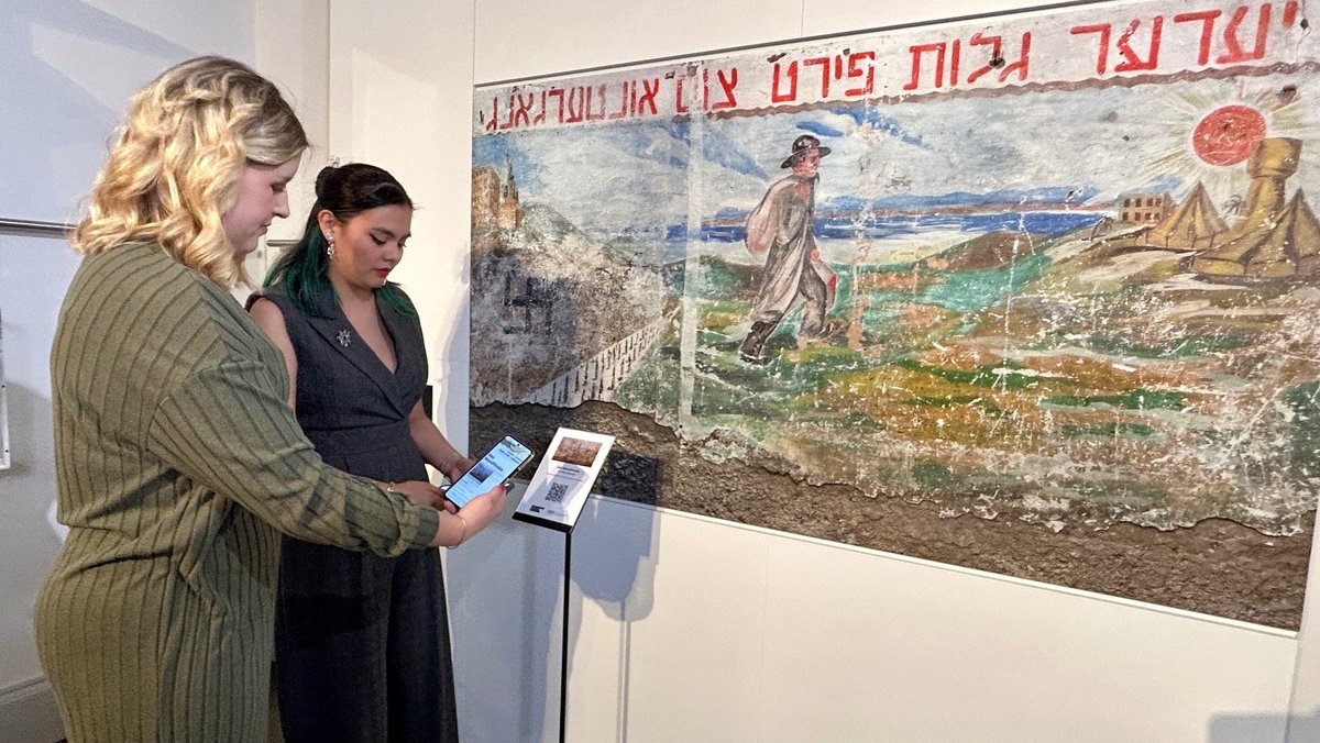 Zwei Frauen scannen einen QR-Code im Jüdischen Museum in Fürth ein.