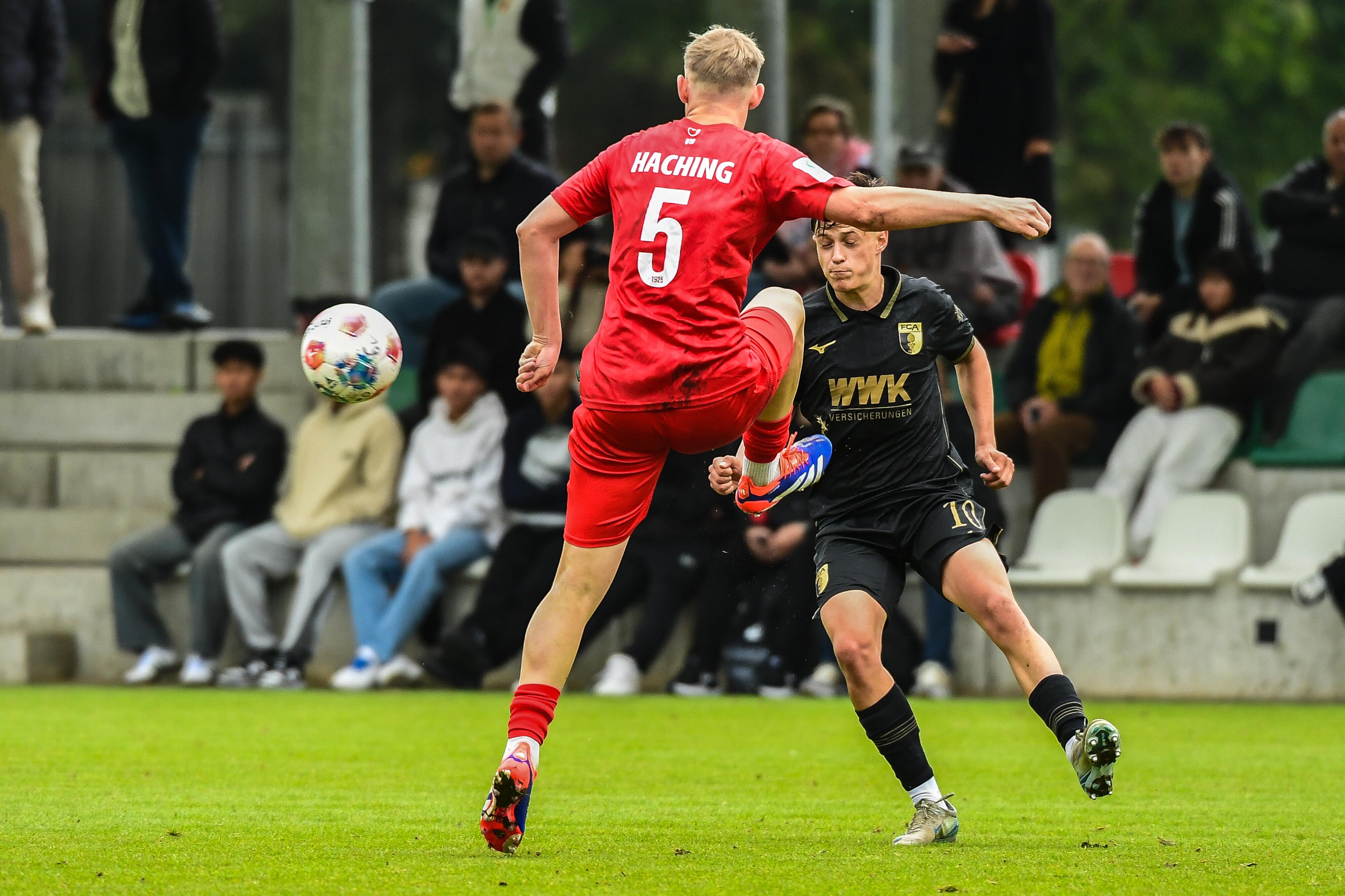Pirmin Reinheimer (FC Augsburg #10) gegen Andreas Schweinsbergeer (SpVgg Unterhaching #5) Augsburg, 27.09.2025 - 8. Spieltag der U-19-DFB-Nachwuchsliga Vorrunde, FC Augsburg - SpVgg Unterhaching