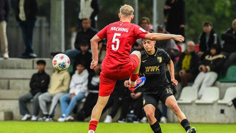 Pirmin Reinheimer (FC Augsburg #10) gegen Andreas Schweinsbergeer (SpVgg Unterhaching #5) Augsburg, 27.09.2025 - 8. Spieltag der U-19-DFB-Nachwuchsliga Vorrunde, FC Augsburg - SpVgg Unterhaching | Bild: Picture Alliance Pirmin Reinheimer (FC Augsburg #10) gegen Andreas Schweinsbergeer (SpVgg Unterhaching #5) Augsburg, 27.09.2025 - 8. Spieltag der U-19-DFB-Nachwuchsliga Vorrunde, FC Augsburg - SpVgg Unterhaching