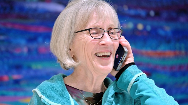 Claudia Goldin am 9.10.2023 bei einem Telefonat mit einem Reporter, nachdem sie erfahren hatte, dass sie den diesjährigen Nobelpreis für Wirtschaftswissenschaften bekommt.